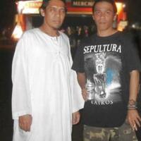 pria-bergamis-di-konser-sepultura-itu-pionir-musik-metal-indonesia