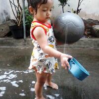 share-umur-berapa-anak-agan-pertama-kali-main-hujan-hujanan