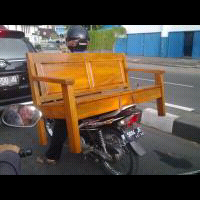 motor-dengan-jok-kursi-kayu