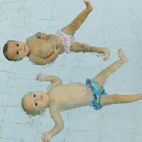 bayi-9-bulan-merangkak-saja-belum-tapi-sanggup-berenang-sejauh-25-meter