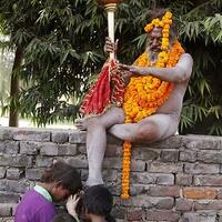 pria-telanjang-ramaikan-festival-suci-di-india