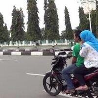 larangan-perempuan-duduk-ngangkan-berlebihan-saat-di-bonceng-motor