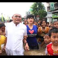 ahok-bercelana-pendek-di-banjir-pluit