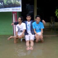 kebersamaan-muncul-di-tengah-banjir