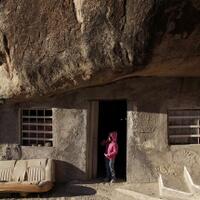 unik-nya-rumah-batu-beneran-dibuat-dari-batu-raksasa