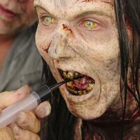 beginilah-proses-wanita-cantik-menjadi-zombie-di-film-the-walking-dead