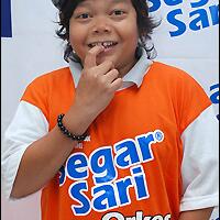 jejak-kaki-di-bawah-meja