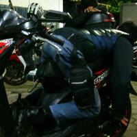 cara-tidur-diatas-motor-masup-bleng