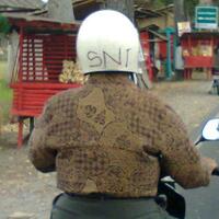 helm-dengan-tulisan-sni