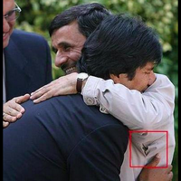 entah-sadar-ato-kaga-ketiak-baju-mahmoud-ahmadinejad-sobek-gan