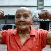 hebat-kakek-berumur-100-tahun-ini-ototnya-seperti-ade-rai-foto