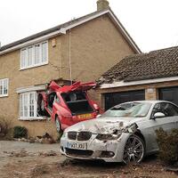 kecelakaan-audi-tt-hingga-menancap-tembok-rumah