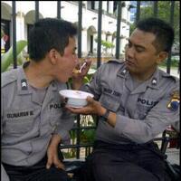 foto-seorang-anggota-polisi-menerima-suap