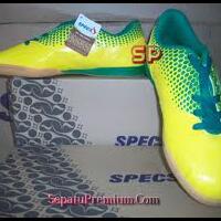 share-sepatu-futsal-yang-dipakai