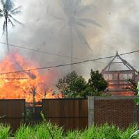 meninting-raya-bungalow-di-lombok-terbakar