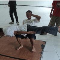 ini-nih-foto-foto-planking-yang-unik-ngakak-inside-lol