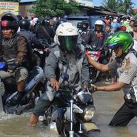 pak-polisi-ini-rela-basah-basahan-tolong-pemotor-saat-banjir