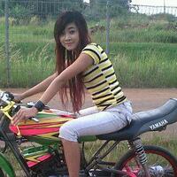 cwe-cantik-ini-suka-motor-balap