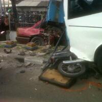 kecekalaan-karambol-bus-nugroho-h-1574-ad-di-tanah-putih-semarang-tiga-tewas