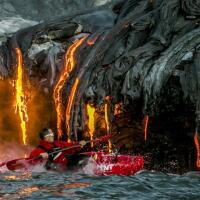 aksi-menantang-mendayung-perahu-di-antara-lelehan-lava