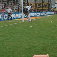 quot7-benda-paling-aneh-yang-pernah-dilempar-suporterquot