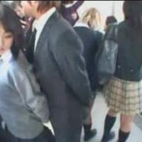 pak-tua-gesek-gesek-bokong-di-krl-bonyok-dihajar-penumpang