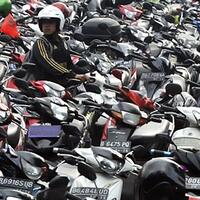 jadi-parkir-alternatif-lahan-hotel-pullman-sudah-penuh-motor-karyawan