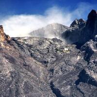 gunung-merapi-keluarkan-asap-hitam-warga-tetap-tenang