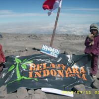 pendaki-cilik-kakak-beradik-yang-menggapai-puncak-mahameru