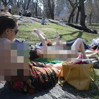 musim-panas-wanita-boleh-topless-di-taman-new-york