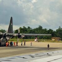 penampakan-cn-235-mpa-dan-hercules-di-bandara-sorong-papua-barat