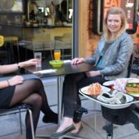 restoran-ini-sajikan-makanan-dengan--nampan-terbang