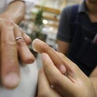 pria-ini-lihai-bikin-jari-tangan-palsu