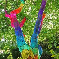 woow-yarn-bombing-seni-jalanan-dengan-menggunakan-rajutan