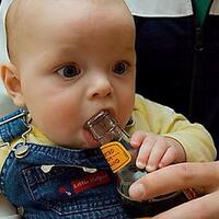 gimna-yaa-kalo-seorang-bayi-lagi-mabok-poto