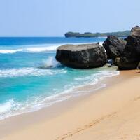 batu-aneh-di-pantai-indrayanti-yogyakarta