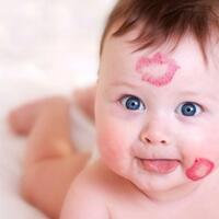 walaupun-gemas-jangan-sembarang-cium-wajah-bayi-sebelum-4-bulan