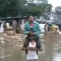 dikecam-pemirsa-wartawan-duduk-di-bahu-korban-banjir
