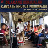 nekat-pt-kcj-kaget-ada-pengemis-dan-pedagang-masuk-commuter-line