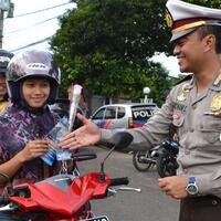 10-aksi-polisi-tolong-pengguna-jalan