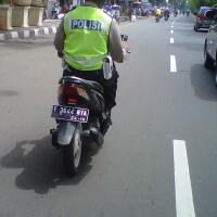 10-aksi-polisi-tolong-pengguna-jalan
