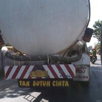 kalimat-kalimat-mutiara-kocak-pada-truk-trailer-angkot-pelampiasan-para-supir