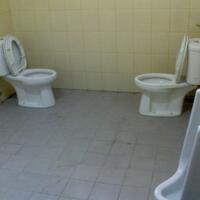 anehh-toilet-di-kantor-ane-gan-bisa-untuk-berdua