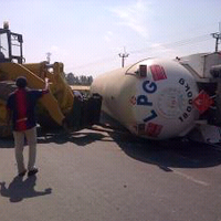 truk-pembawa-gas-lpg-terbalik-di-jatisari-macet-hingga-ke-jomin