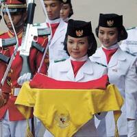 wanita-wanita-cantik-pembawa-baki-bendera-dari-tahun-ke-tahun