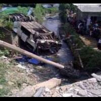 bus-pariwisata-berpenumpang-masuk-jurang-di-cisarua-bogor