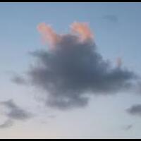 sosok-malaikat-muncul-di-langit-as