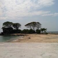 heboh-foto-sampah-pesta-pernikahan-rio-dan-atiqah-di-pulau-kelor