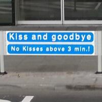 larangan-ciuman-3-menit--5-papan-petunjuk-aneh-di-bandara