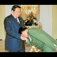 lebaycom-cium-tangan-budiman-ke-sby-jadi-pertanyaan